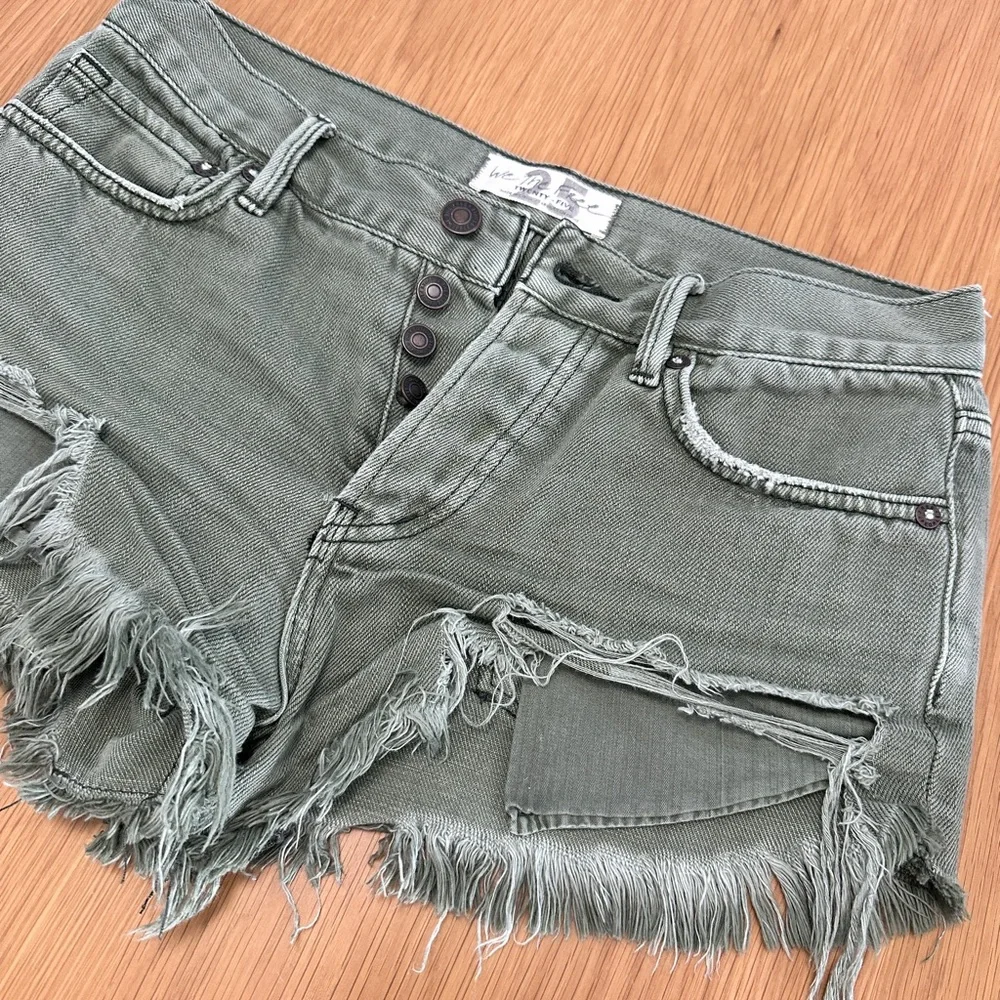 Free People We The Free Olive Geeen Distressed Denim Shorts Size 25 - Picture 3 of 8